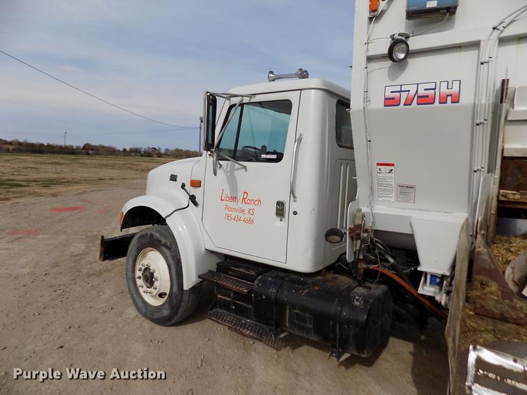 image for item DY9121 1996 International 4900 feed mixer truck