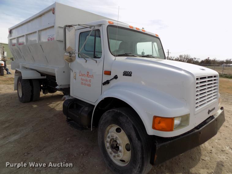 image for item DY9121 1996 International 4900 feed mixer truck