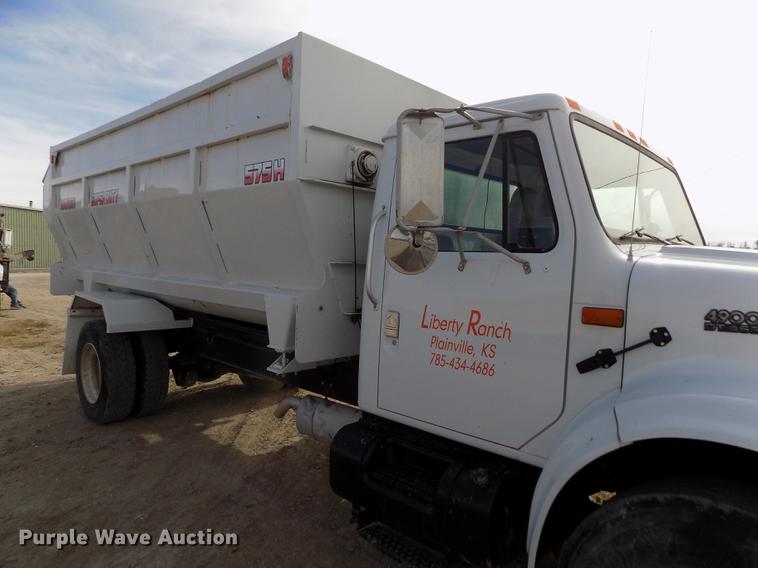 image for item DY9121 1996 International 4900 feed mixer truck