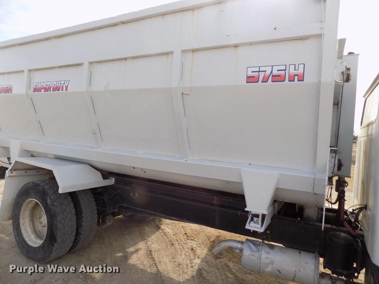image for item DY9121 1996 International 4900 feed mixer truck