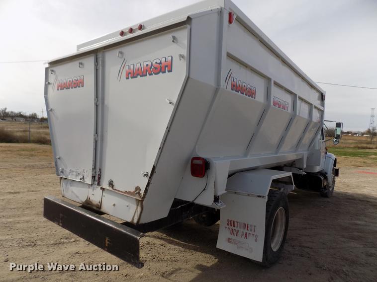 image for item DY9121 1996 International 4900 feed mixer truck