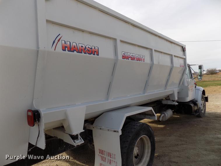 image for item DY9121 1996 International 4900 feed mixer truck