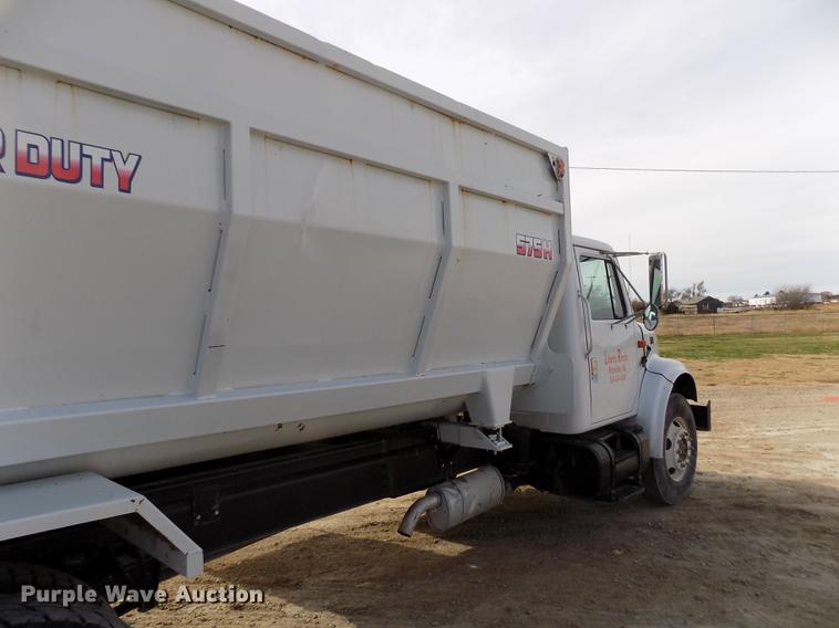 image for item DY9121 1996 International 4900 feed mixer truck