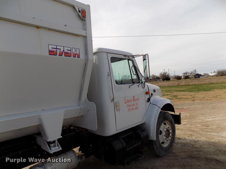 image for item DY9121 1996 International 4900 feed mixer truck