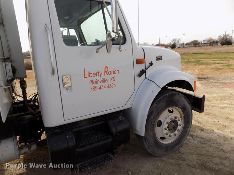 image for item DY9121 1996 International 4900 feed mixer truck