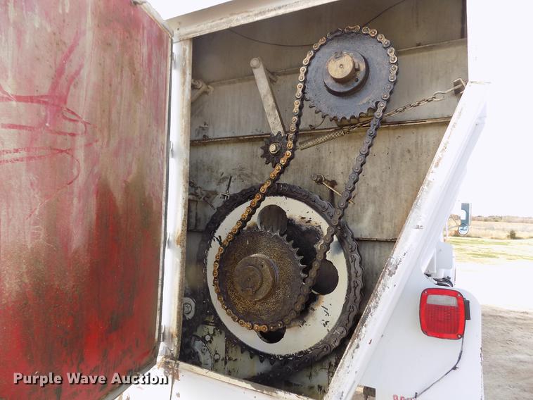 image for item DY9121 1996 International 4900 feed mixer truck