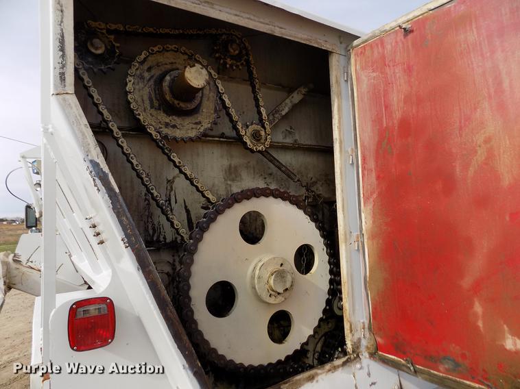 image for item DY9121 1996 International 4900 feed mixer truck