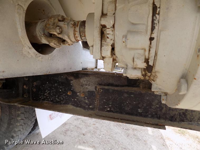 image for item DY9121 1996 International 4900 feed mixer truck