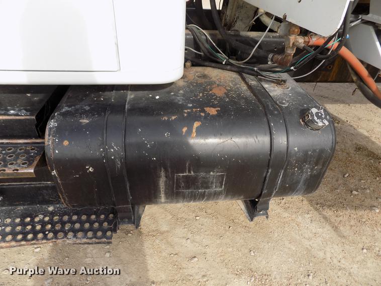 image for item DY9121 1996 International 4900 feed mixer truck