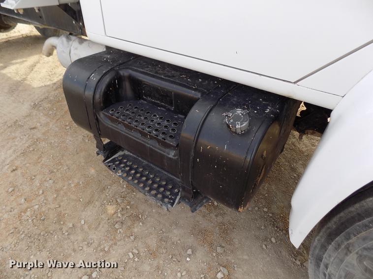 image for item DY9121 1996 International 4900 feed mixer truck