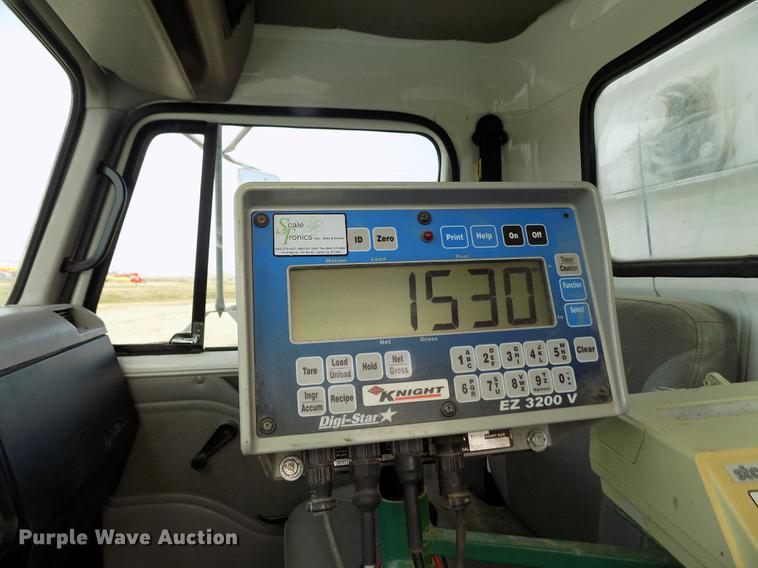 image for item DY9121 1996 International 4900 feed mixer truck