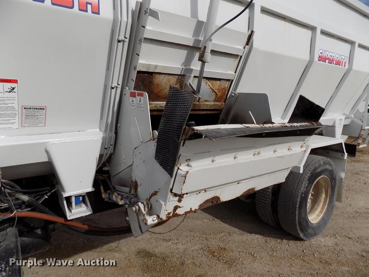 image for item DY9121 1996 International 4900 feed mixer truck