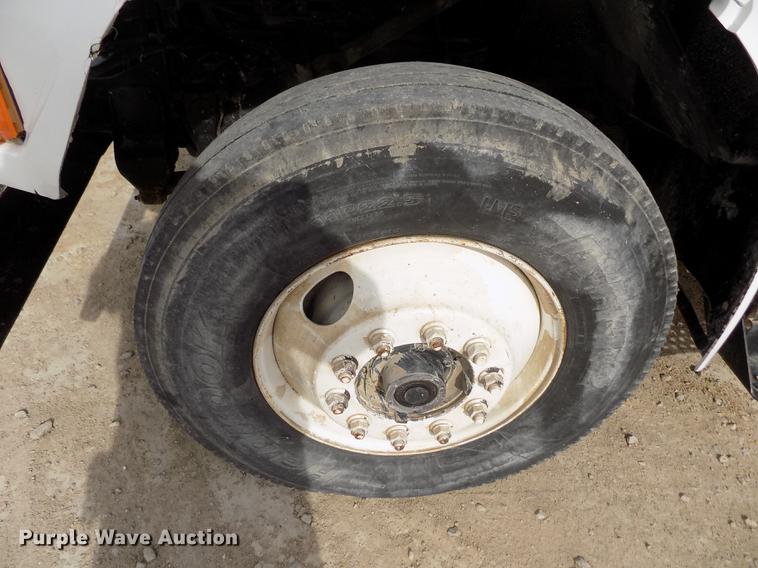 image for item DY9121 1996 International 4900 feed mixer truck