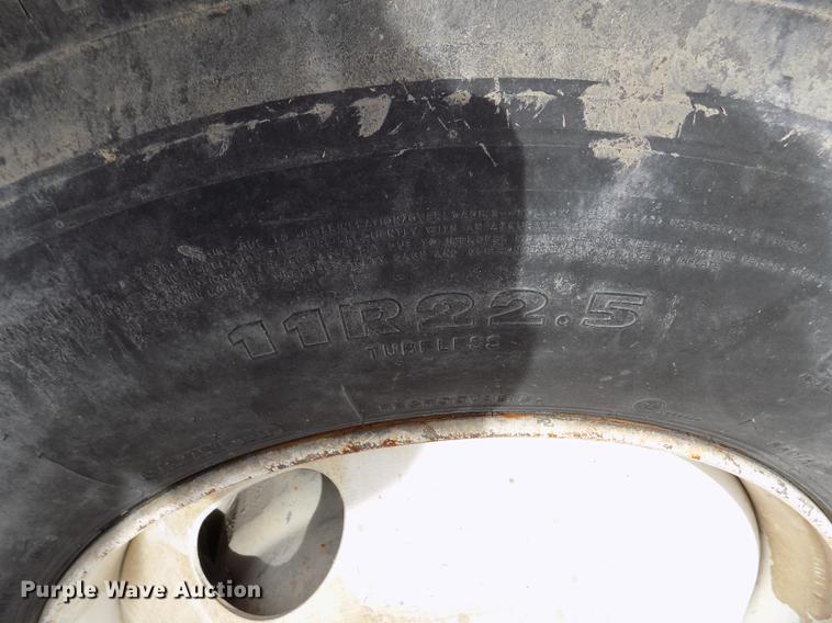 image for item DY9121 1996 International 4900 feed mixer truck