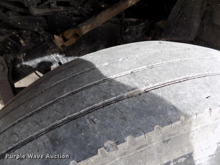 image for item DY9121 1996 International 4900 feed mixer truck