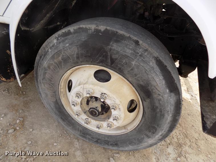 image for item DY9121 1996 International 4900 feed mixer truck