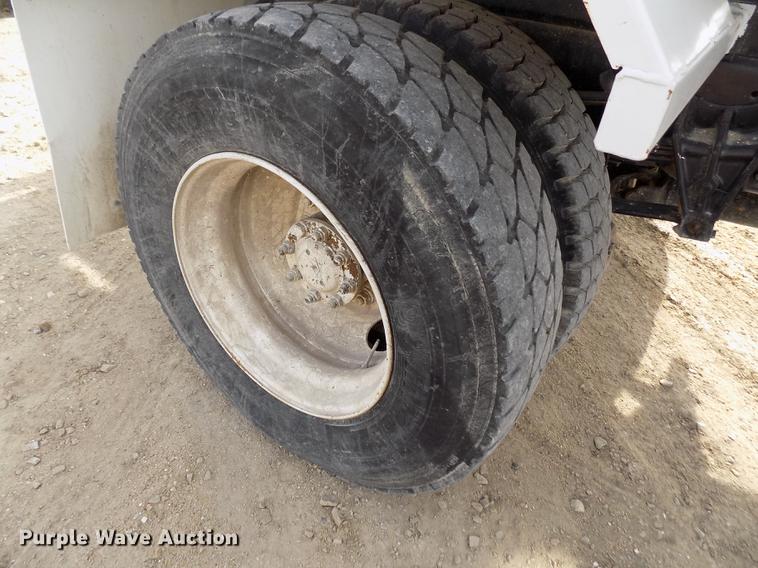 image for item DY9121 1996 International 4900 feed mixer truck