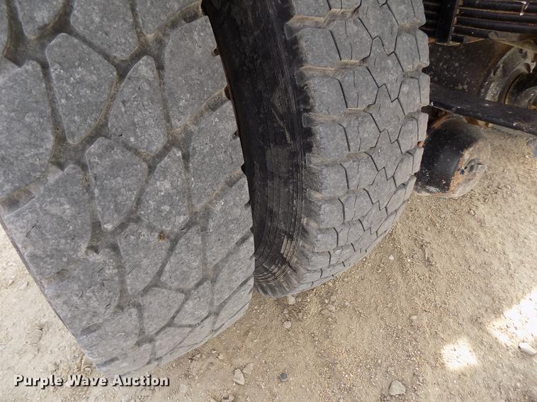 image for item DY9121 1996 International 4900 feed mixer truck