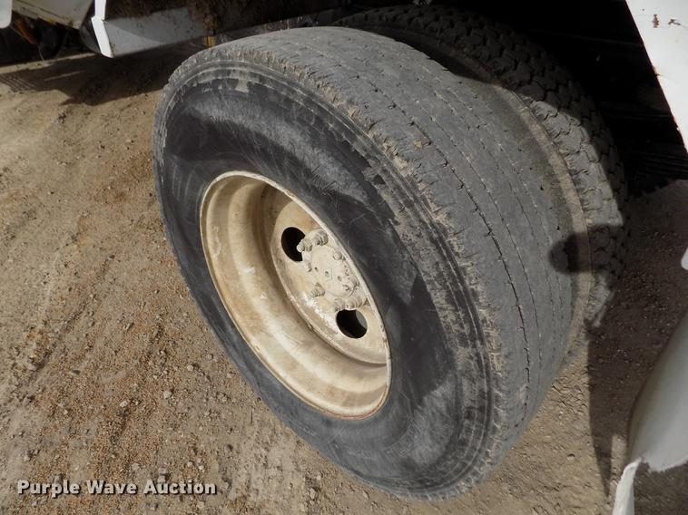 image for item DY9121 1996 International 4900 feed mixer truck