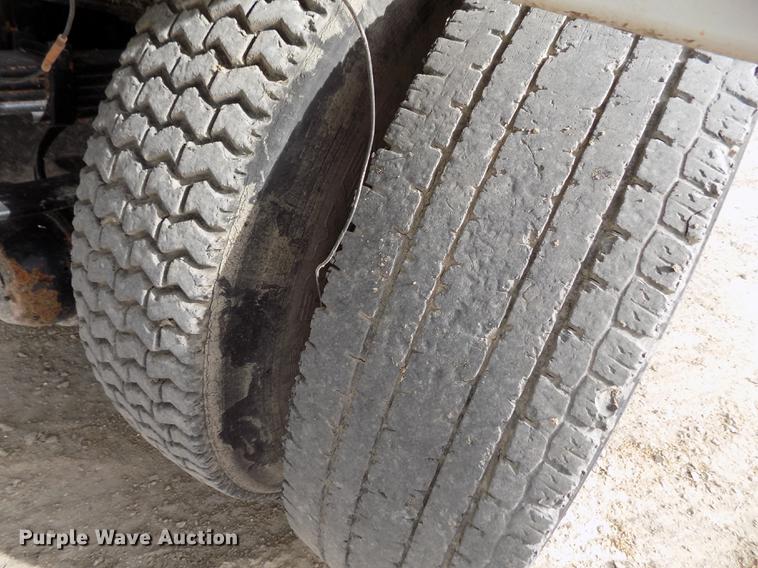 image for item DY9121 1996 International 4900 feed mixer truck