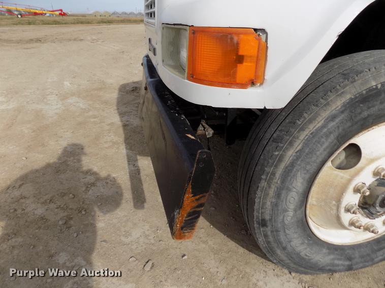 image for item DY9121 1996 International 4900 feed mixer truck