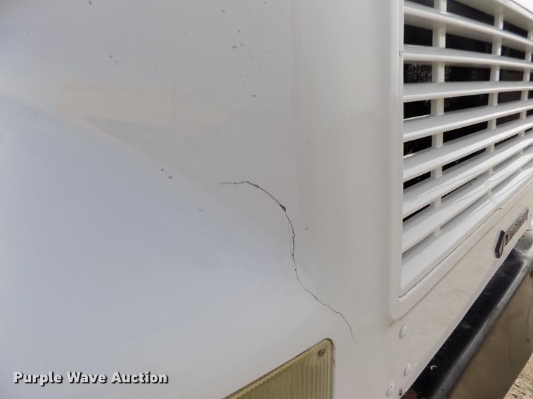 image for item DY9121 1996 International 4900 feed mixer truck