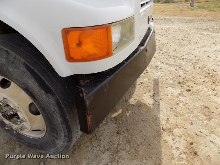 image for item DY9121 1996 International 4900 feed mixer truck