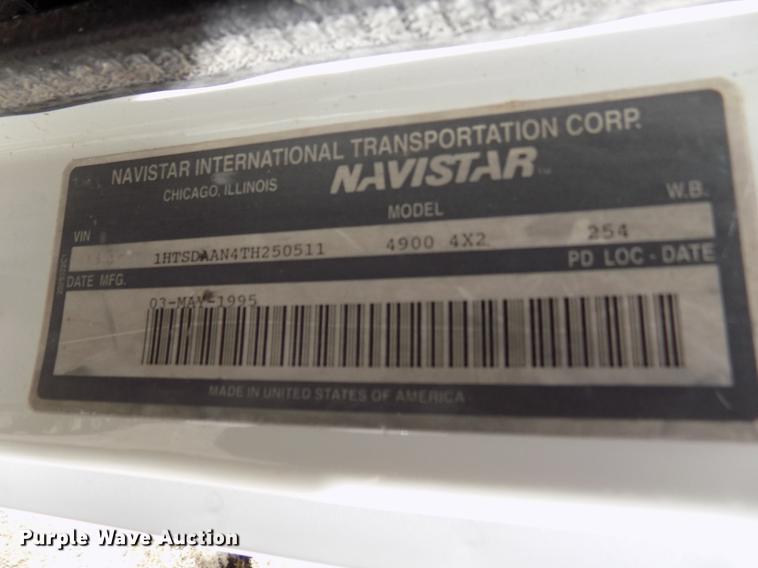 image for item DY9121 1996 International 4900 feed mixer truck