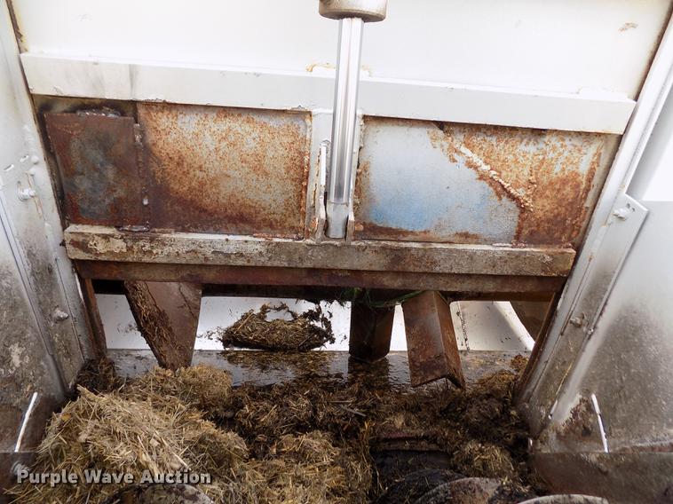 image for item DY9121 1996 International 4900 feed mixer truck