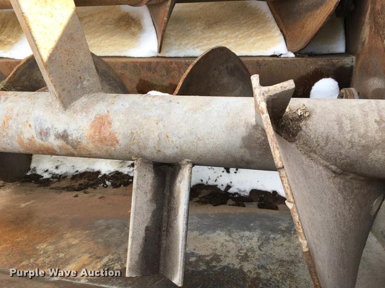 image for item DY9121 1996 International 4900 feed mixer truck