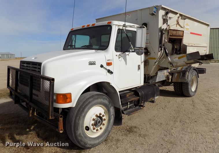 image for item DY9123 2001 International 4900 feed mixer truck