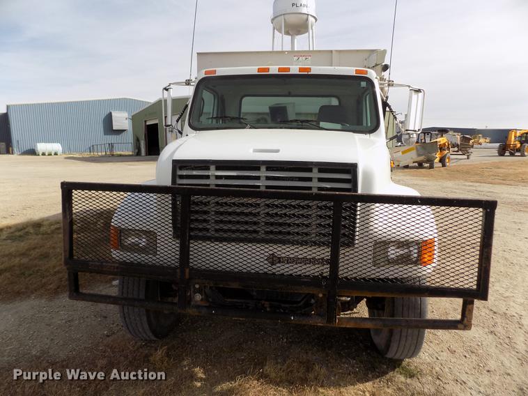image for item DY9123 2001 International 4900 feed mixer truck