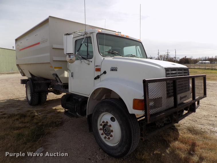 image for item DY9123 2001 International 4900 feed mixer truck