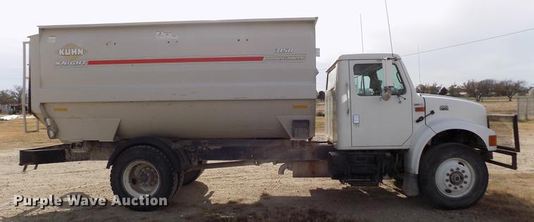 image for item DY9123 2001 International 4900 feed mixer truck