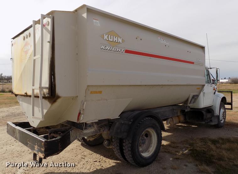 image for item DY9123 2001 International 4900 feed mixer truck