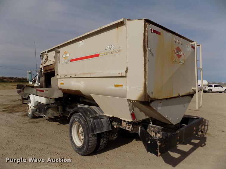 image for item DY9123 2001 International 4900 feed mixer truck