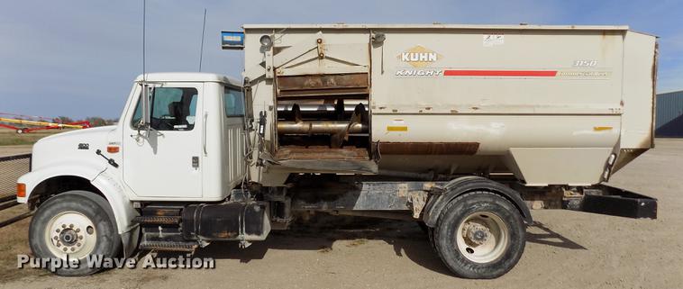 image for item DY9123 2001 International 4900 feed mixer truck