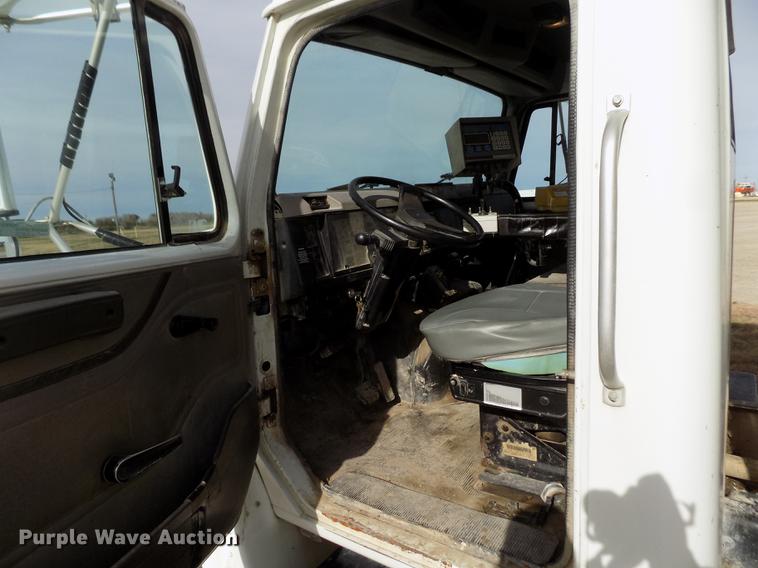 image for item DY9123 2001 International 4900 feed mixer truck