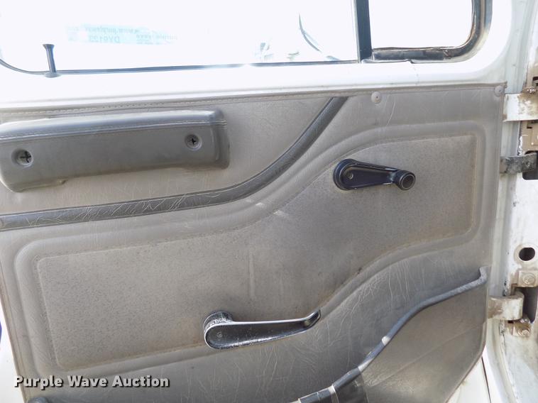 image for item DY9123 2001 International 4900 feed mixer truck