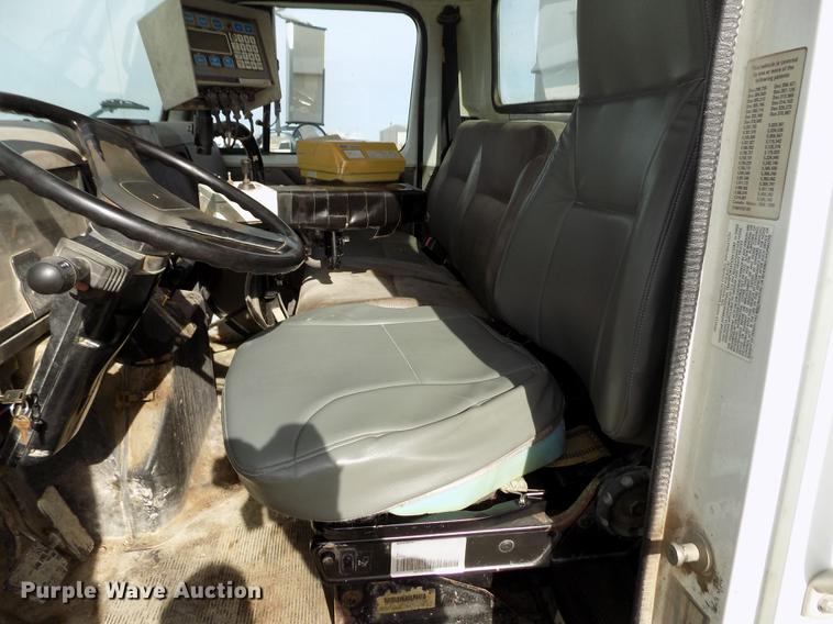 image for item DY9123 2001 International 4900 feed mixer truck