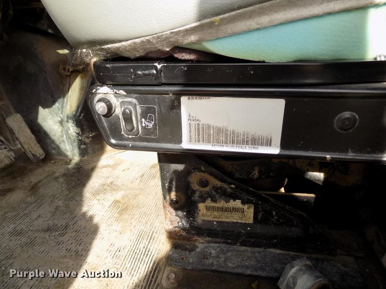 image for item DY9123 2001 International 4900 feed mixer truck