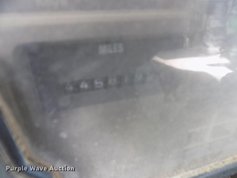 image for item DY9123 2001 International 4900 feed mixer truck