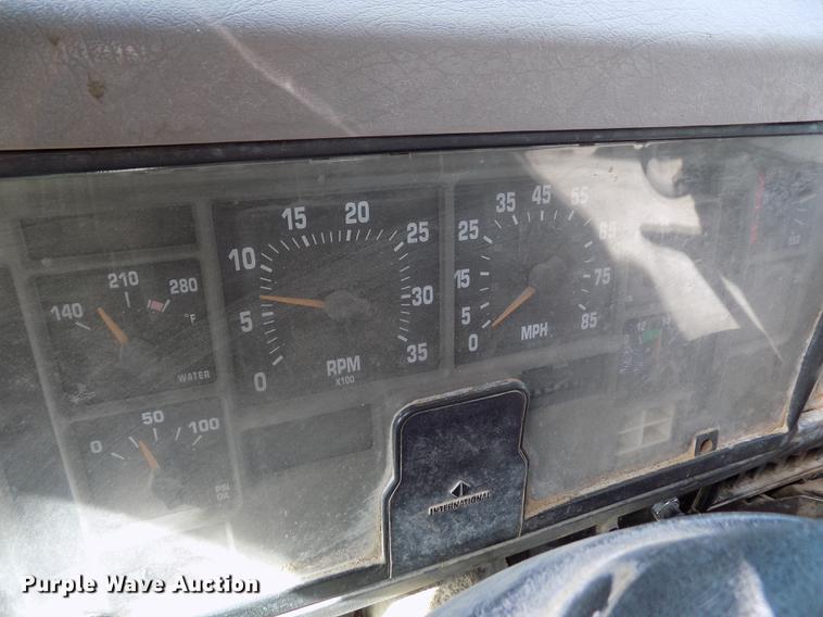 image for item DY9123 2001 International 4900 feed mixer truck