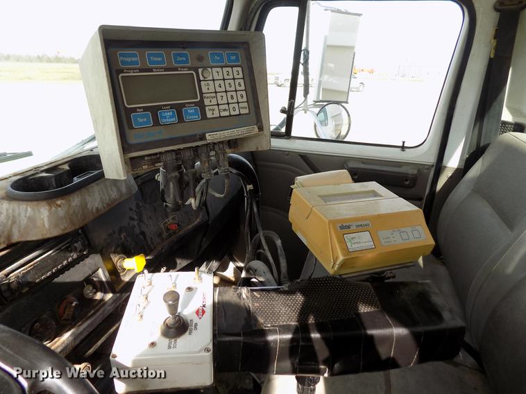 image for item DY9123 2001 International 4900 feed mixer truck