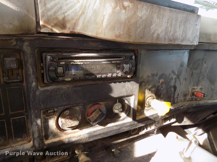 image for item DY9123 2001 International 4900 feed mixer truck