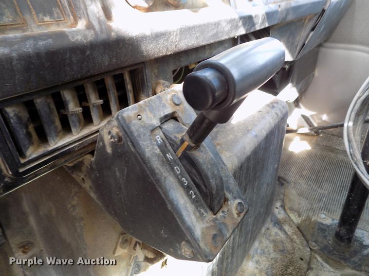 image for item DY9123 2001 International 4900 feed mixer truck