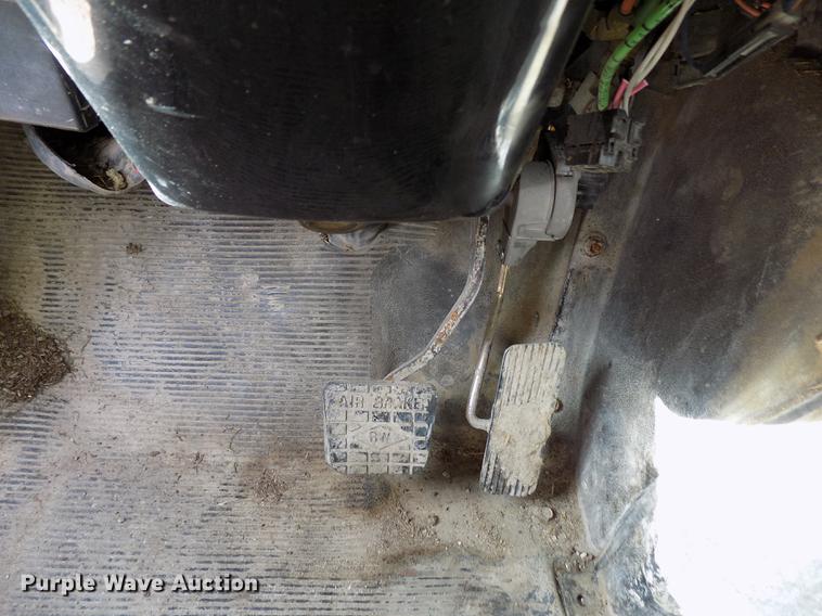 image for item DY9123 2001 International 4900 feed mixer truck