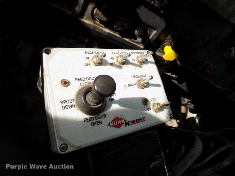 image for item DY9123 2001 International 4900 feed mixer truck