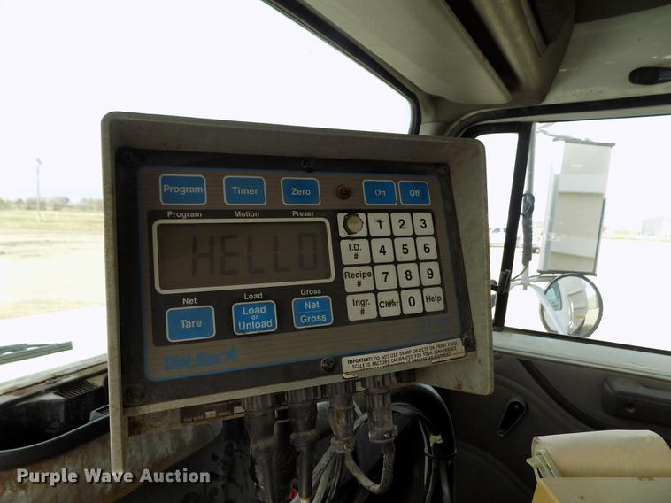 image for item DY9123 2001 International 4900 feed mixer truck