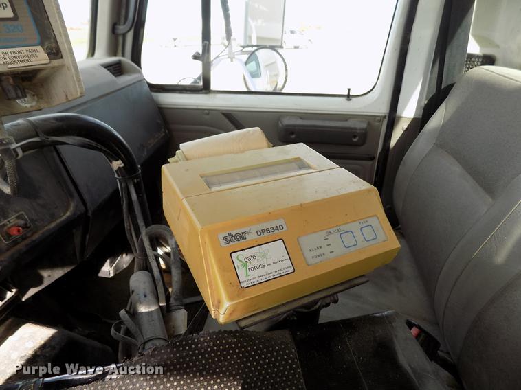 image for item DY9123 2001 International 4900 feed mixer truck